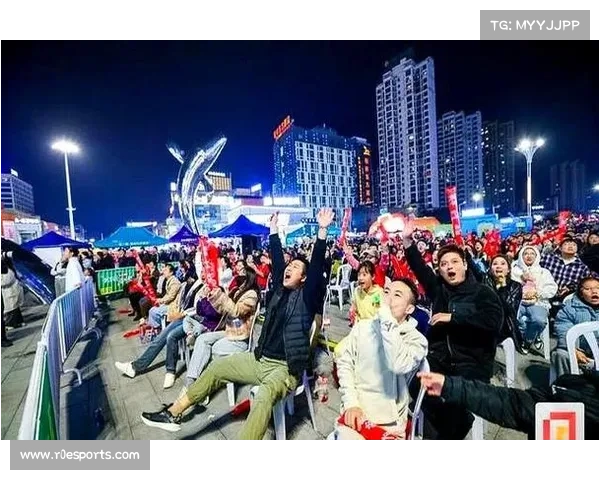 环自贡赛观众沿途呐喊，为选手注入动力